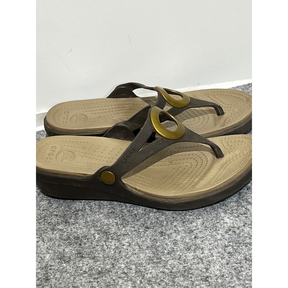 Crocs Sanrah Wedge Thong Sandals Brown Gold Ring Women Size 7 Comfort Flip Flops